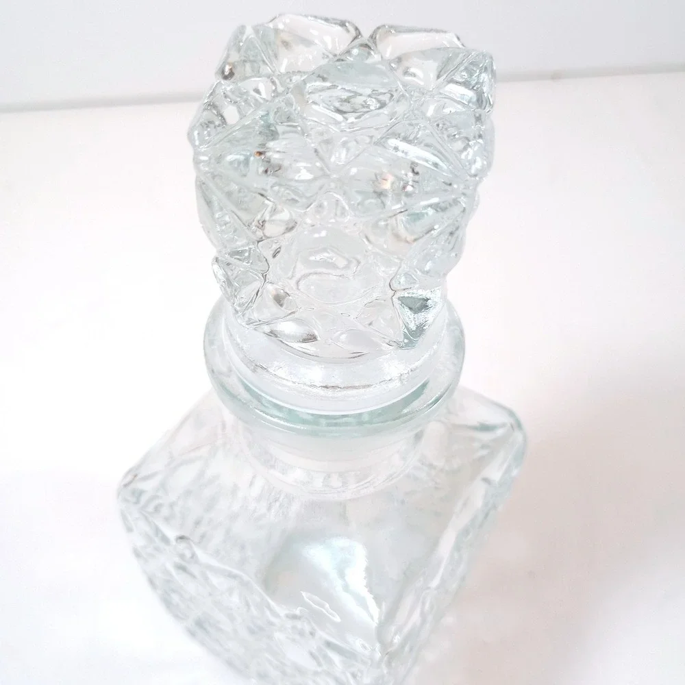Vintage Glass Decanter Clear Starburst Diamond Cut Barware Stopper Excellent